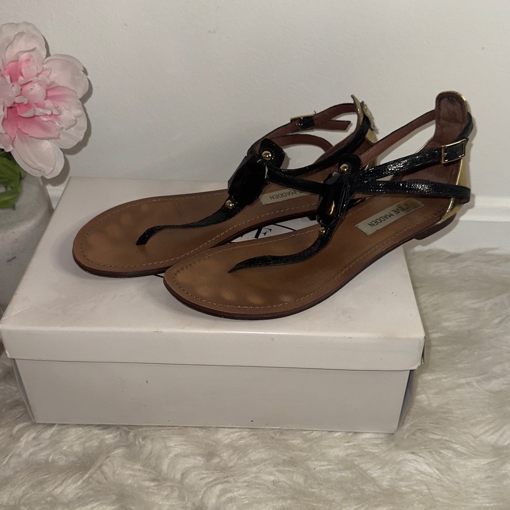 Steve Madden Black and Gold Sandals with Sleek Design & Onyx Stone Sz:9.5